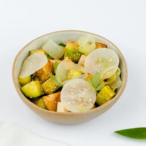 Salată cu rădăcină de țelină, tofu și avocado, cu sos asiatic