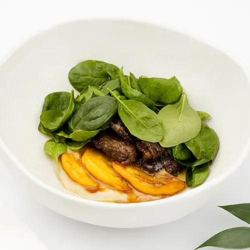 Salată cu ficat de pui și mere caramelizate