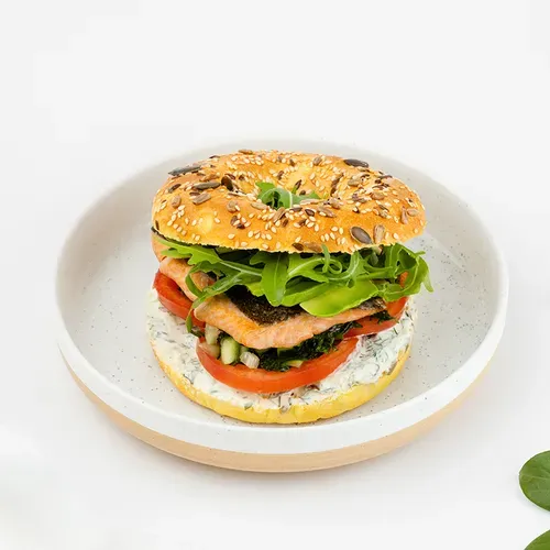 Bagel cu păstrăv la cuptor, tzatziki de lămâie și tabbouleh proaspăt