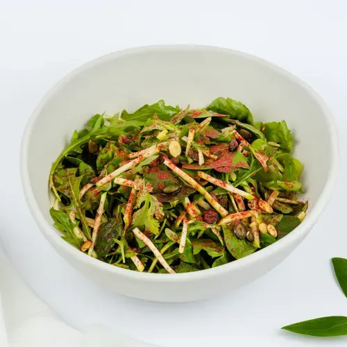 Mix de salată cu zucchini, măr și semințe