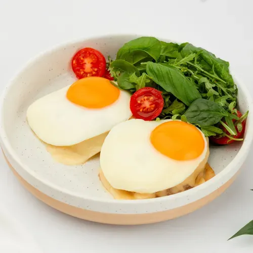 Toast de pâine din hrișcă cu pârjoală din carne de vită și ouă prăjite